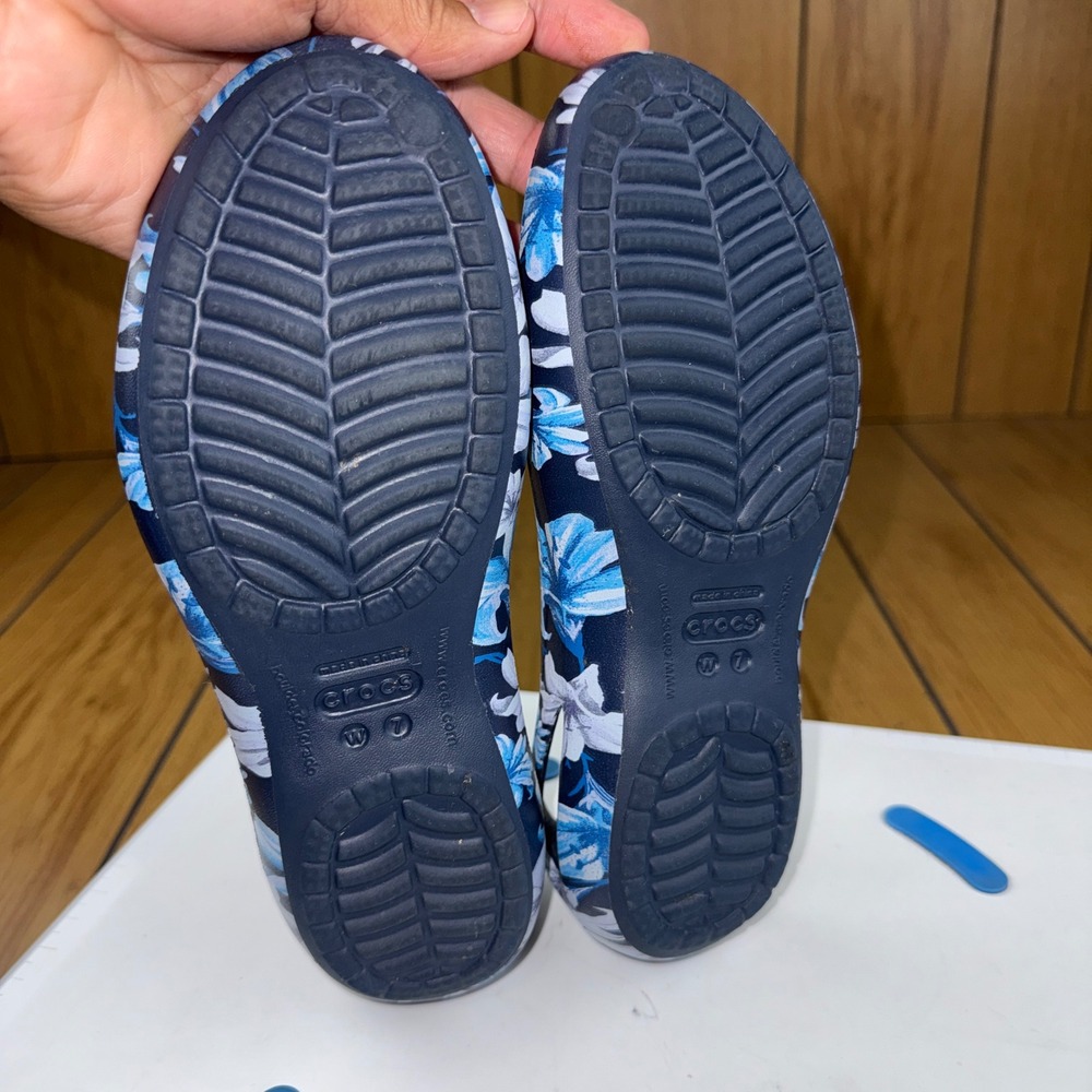 Crocs Kadee Floral Flats Navy Blue White Lily Print Slip On Shoes Womens 7 - Picture 4 of 15